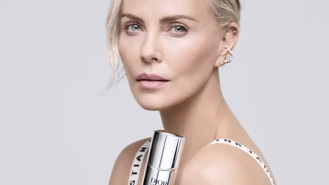 Pesona Awet Muda Charlize Theron Jadi Wajah Baru Dior Capture