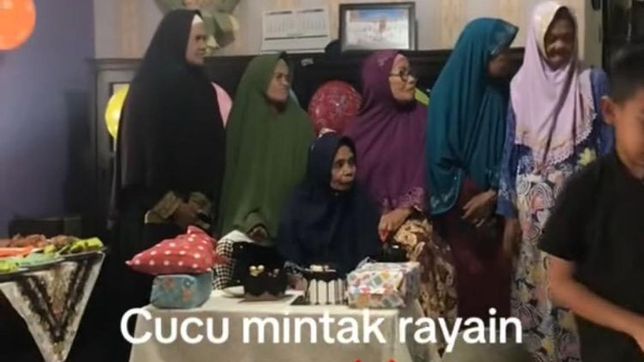 Seperti halnya perayaan ultah anak-anak, nenek ini juga mengundang teman-temannya ke pesta ulang tahunnya