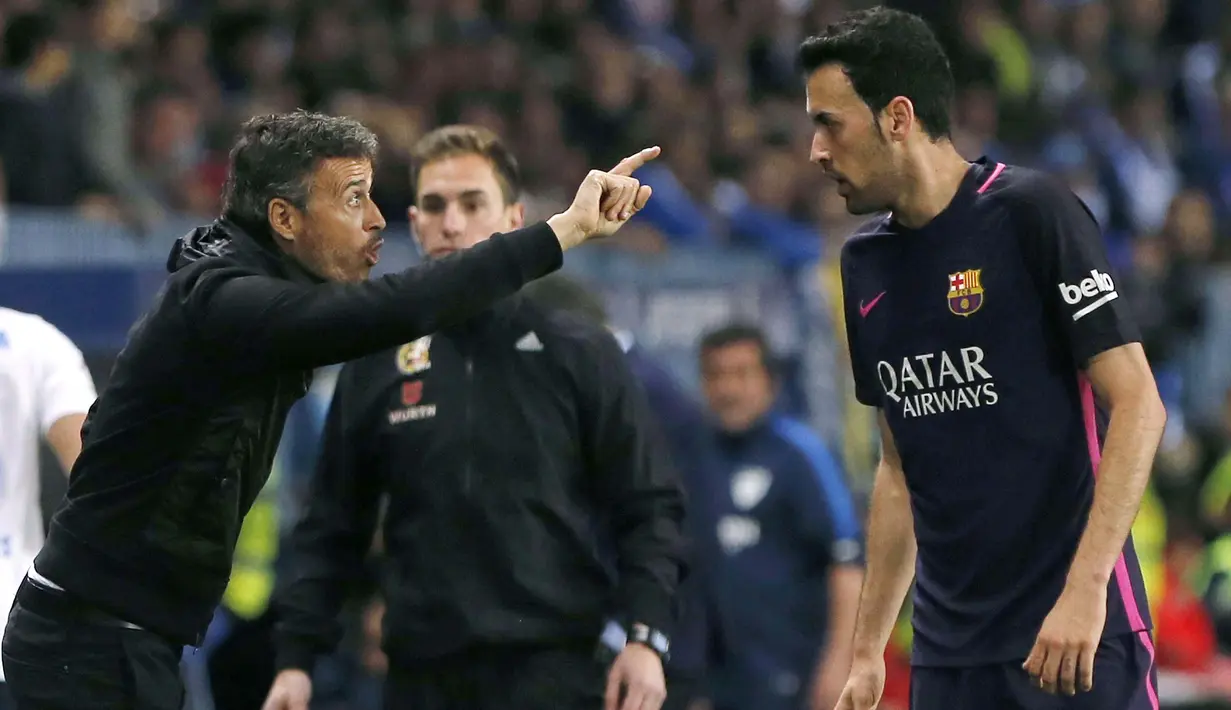 Pelatih FC Barcelon, Luis Enrique (kiri) memberikan instruksi kepada Sergio Busquets (kanan) saat melawan Malaga pada lanjutan La Liga Spanyol di di Estadio La Rosaleda (8/4/2017). Barcelona kalah 0-2 dari Malaga. (EPA/Jorge Zapata)