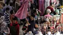 Sejumlah pengunjung saat mencari busana muslim di Pasar Tanah Abang Blok A, Jakarta, Minggu (5/5/2019). Warga Jakarta dan sekitarnya sudah mulai memadati kawasan tersebut untuk berbelanja perlengkapan dan kebutuhan menyambut bulan Ramadan. (Liputan6.com/Faizal Fanani)