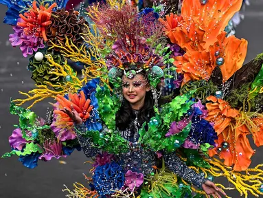 Peserta yang mengenakan kostum bertema HEAL (Kemanusiaan, Bumi, dan Kehidupan) mengikuti Jember Fashion Carnaval (JFC) ke-24 di Jember, Jawa Timur, Minggu (26/7/2026). (AFP/ Juni Krsiwanto)