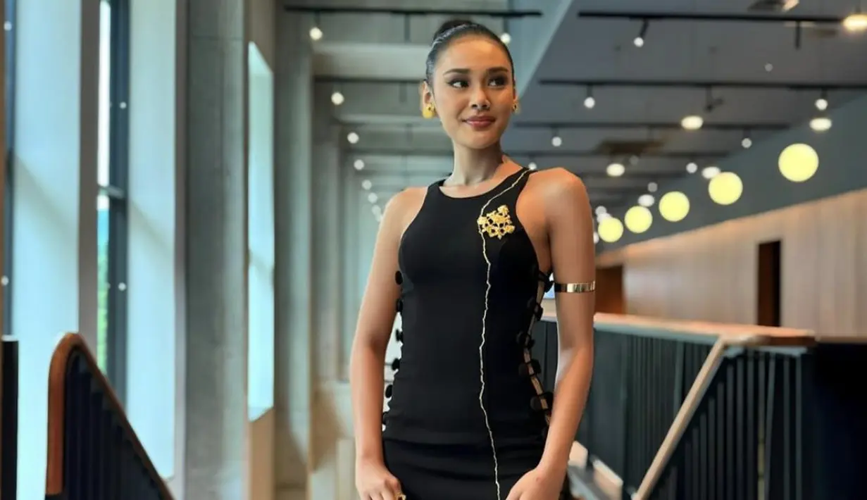 <p>Ia juga tampak anggun kala kenakan dress sederhana bersiluet etnik dengan sematan brosch dan payet yang memukau. [Foto: Instagram/ @officialputeriindonesia]</p>