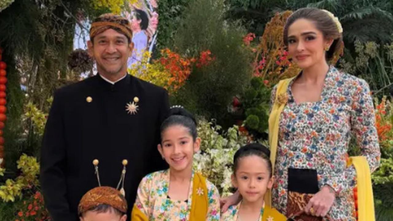 5 Potret Yasmine Wildblood Pakai Kebaya Floral dan Konde Pirang di Pernikahan Keluarga Cendana