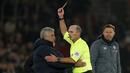 Pelatih, Tottenham, Jose Mourinho, ketika mendapatkan kartu kuning karena mengintip taktik tim Southampton di tengah pertandingan dalam laga Premier League pada 1/1/2020 lalu. (AFP/Adrian Dennis)