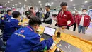 <p>Antrian kontingen Indonesia sedang melakukan registrasi ID card SEA Games 2023 Kamboja di Bandara Internasional Phnom Penh, Kamboja, pada Jumat (28/4/2023). Proses registrasi berupa penempelan hologram untuk kontingen dan wartawan. (Bola.com/Abdul Aziz)</p>