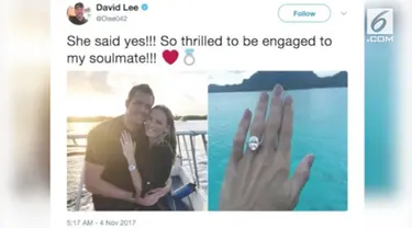 Bintang tenis Denmark Caroline Wozniacki mengumumkan pertunangannya dengan pemain basket Amerika David Lee pada hari Jumat (3 November)