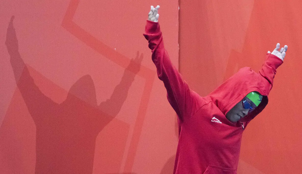 Aksi Aris perenang Indonesia yang berhasil meraih medali perak di nomor 100 meter gaya dada klasifikasi SB7 pada Asian Para Games 2018, Gelora Bung Karno Jakarta, Senin (8/10/2018).  (Bola.com/Peksi Cahyo)