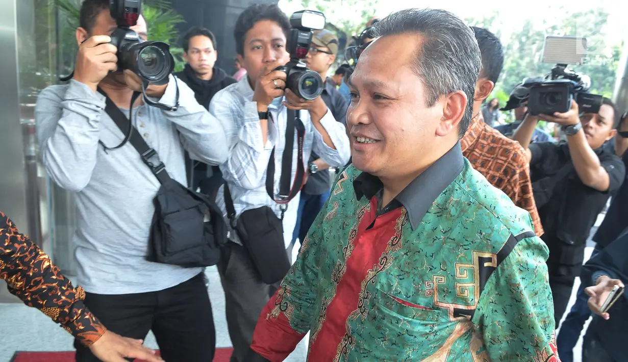 Politikus Partai Demokrat Khatibul Umam Wiranu tiba di gedung KPK, Jakarta, Jumat (7/7). Kedua politikus Partai Demokrat ini diperiksa sebagai saksi terkait kasus dugaan korupsi proyek e-KTP. (Liputan6.com/Helmi Afandi)