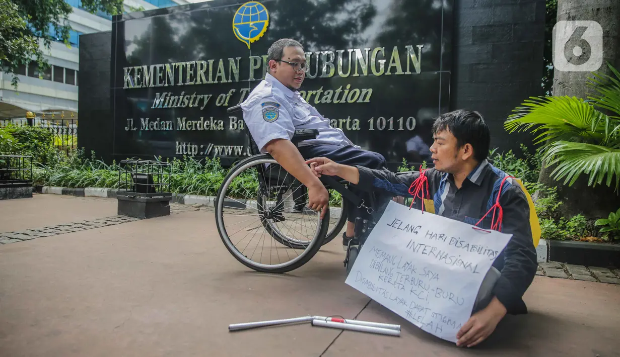 Fazlur Rahman, penyandang disabilitas (tunanetra) korban kecelakaan Commuter Line berunjuk rasa seorang diri di depan kantor Kementerian Perhubungan, Jakarta, Rabu (27/11/2019). Fazlur menuntut Kemenhub sebagai regulator untuk menindak tegas PT Kereta Commuter Indonesia. (Liputan6.com/Faizal Fanani)