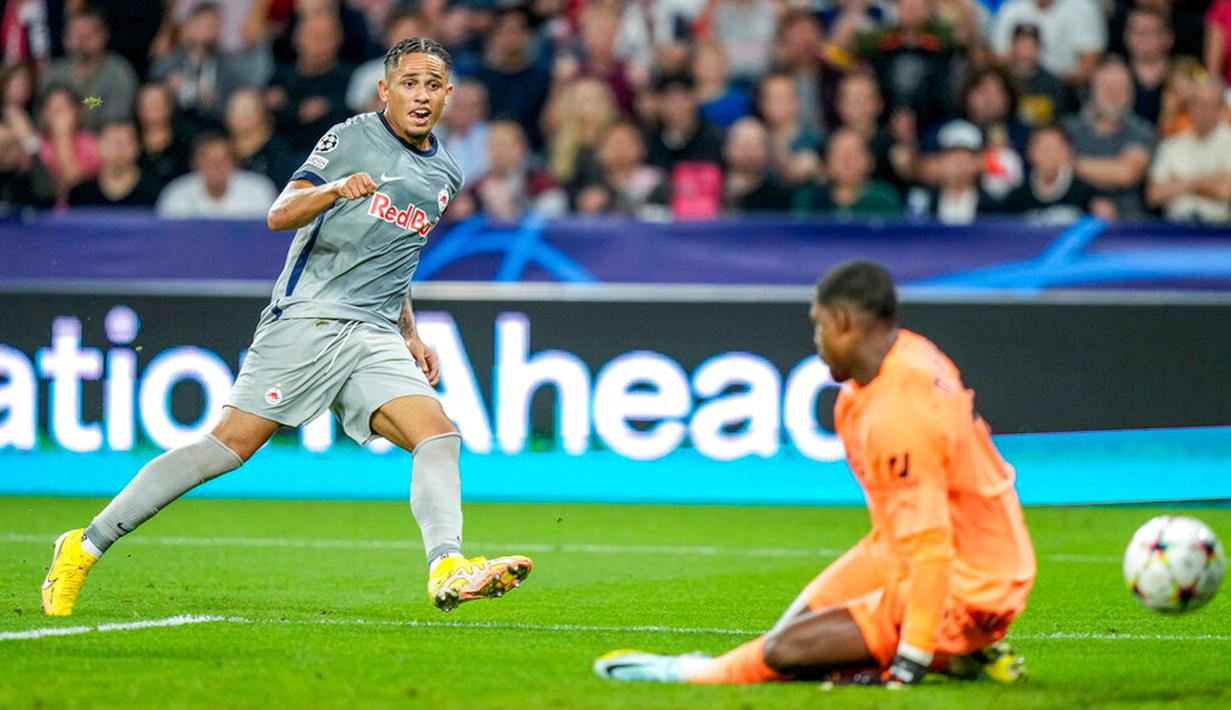 Pemain RB Salzburg Noah Okafor (kiri) mencetak gol ke gawang AC Milan pada pertandingan sepak bola Grup E Liga Champions di Stadion Salzburg, Salzburg, Austria, 6 September 2022. Pertandingan berakhir imbang 1-1. (AP Photo/Florian Schrotter)