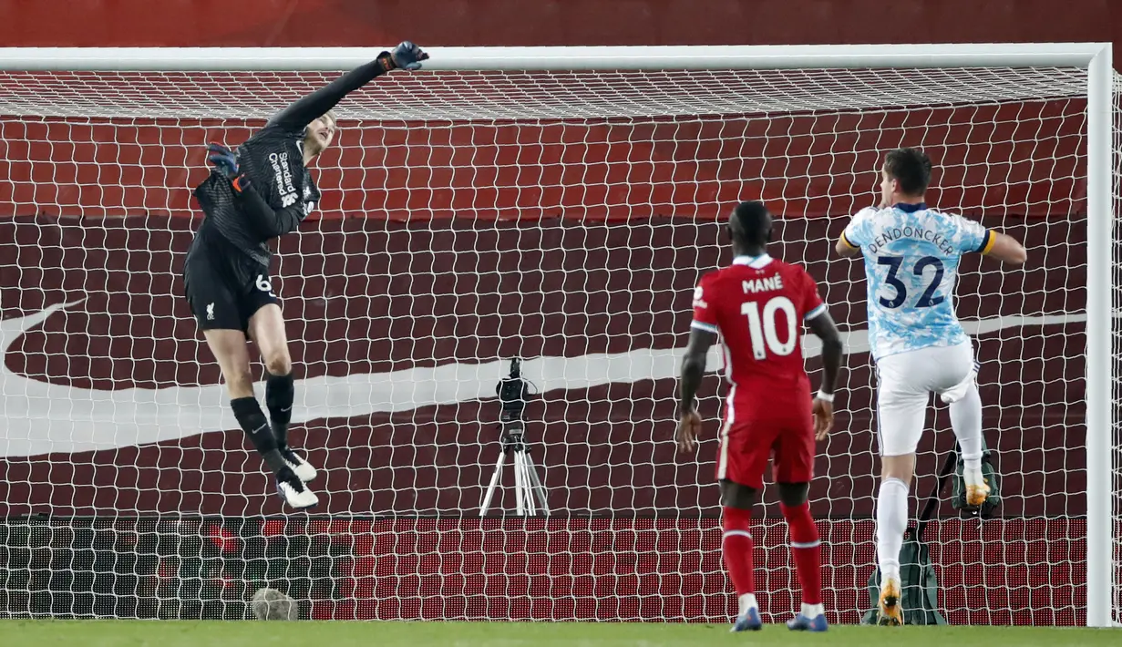Kiper Liverpool, Caoimhin Kelleher menepis bola saat bertanding melawan Wolverhampton Wanderers pada pertandingan lanjutan Liga Inggris di Stadion Anfield, Inggris, Minggu (7/12/2020).  Liverpool menang telak atas Wolverhampton 4-0. (Clive Brunskill/Pool via AP)