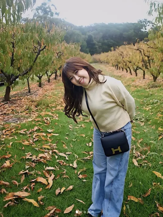 Dengan tas Hermes Constance, tentu ia berhasil mengelevasi gaya sederhanaya.   [Foto: instagram/ Kiki Saputri]