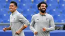 Striker Liverpool, Mohamed Salah dan Roberto Firmino saat latihan jelang laga Liga Champions di Stadion Olympic, Roma, Selasa (1/5/2018). Liverpool akan berhadapan dengan AS Roma. (AP/Ettore Ferrari)