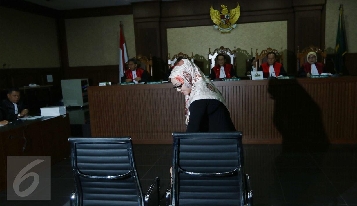 Mantan Gubernur Banten Ratu Atut Chosiyah jelang menjalani sidang perdana di Pengadilan Tipikor, Jakarta, Rabu (8/3). Agenda sidang tersebut adalah pembacaan dakwaan dari jaksa penuntut umum. (Liputan6.com/Helmi Afandi)