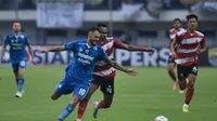 Tyronne del Pino tampil cukup memuaskan saat debut dengan Persib Bandung lawan Madura United. Namun dia mengalami cedera (dok: Persib)