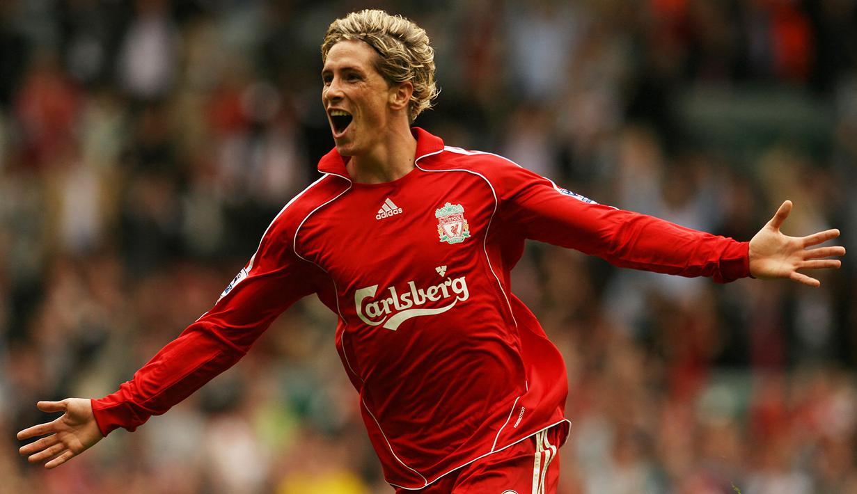Fernando Torres. Striker Spanyol yang kini berusia 38 tahun dan telah pensiun pada Agustus 2019 bersama Sagan Tosu ini didatangkan Liverpool dari Atletico Madrid pada awal musim 2007/2008 dengan nilai transfer 38 juta euro. Ia langsung tampil tajam di musim pertamanya di Liga Inggris dengan mencetak 24 gol dan 4 assist. Bertahan hingga tengah musim 2010/2011 ia total tampil dalam 141 laga di semua ajang dengan torehan 80 gol dan 20 assist. Saat ini ia menjabat asisten manajer Atletico Madrid U-19 sejak Juli 2021. (AFP/Paul Ellis)