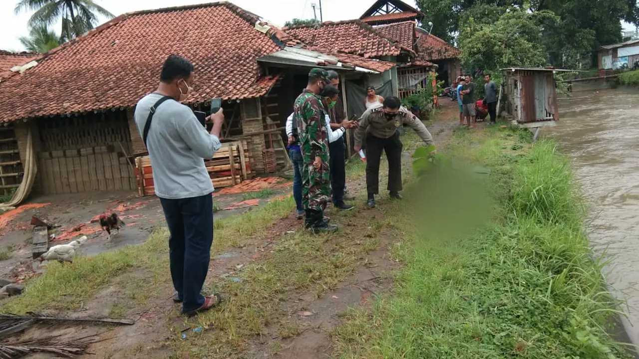 Tersangka kasus penganiayaan di Kebumen memeragakan adegan demi adegan ketika ia mengamuk membabi buta hingga menewaskan satu orang, Selasa (30/3/2021). (Foto: Liputan6.com/Polres Kebumen)
