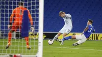 Penyerang Chelsea, Timo Werner berusaha menembak bola dari kawalan bek Brighton & Hove Albion, Ben White, pada pertandingan Liga Inggris di Stadion Falmer di Brighton, Inggris, Senin, (14/9/2020). Chelsea menang telak 3-1 atas Brighton. (Peter Cziborra/Pool via AP)