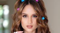 Cinta Laura menyeimbangkan gaya dengan bustier atau korset yang mature dengan gaya ala teenager dengan tata rambut yang fun dan playful. [@claurakiehl]