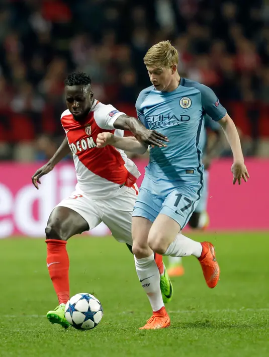 Bek AS Monaco, Benjamin Mendy berusaha membawa bola dari kawalan gelandang Manchester City, Kevin De Bruyne pada leg kedua babak 16 besar Liga Champions di stadion Louis II, Monaco (16/3). (AP/Claude Paris)