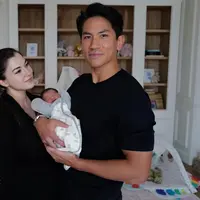 Tak hanya memperkenalkan sang putri kecil, pasangan ini juga mencuri perhatian lewat penampilan kasual serba hitam yang terlihat sederhana namun tetap elegan. [@tmski].