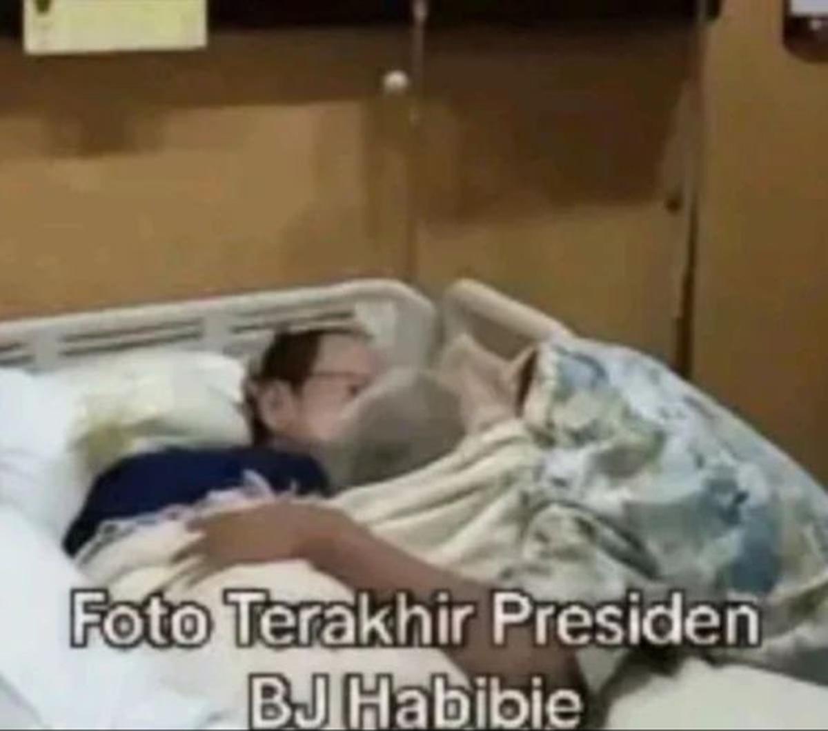Foto ketiga memperlihatkan B.J. Habibie sebelum meninggal dunia. <br>