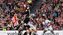 Penjaga gawang Athletic Bilbao Julen Agirrezabala memblokir bola saat melawan Barcelona pada pertandingan sepak bola La Liga Spanyol di Stadion San Mames, Bilbao, Spanyol, 12 Maret 2023. Barcelona mengalahkan Athletic Bilbao dengan skor 1-0. (AP Photo/Alvaro Barrientos)