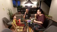 Nadia Chaouch (depan) berbuka puasa dengan suaminya, Ahmad Kamel, dan anak mereka, Yusuf Kamel di rumah mereka selama wabah virus corona dirumahnya di Seattle (28/4/2020). (AP/Elaine Thompson)