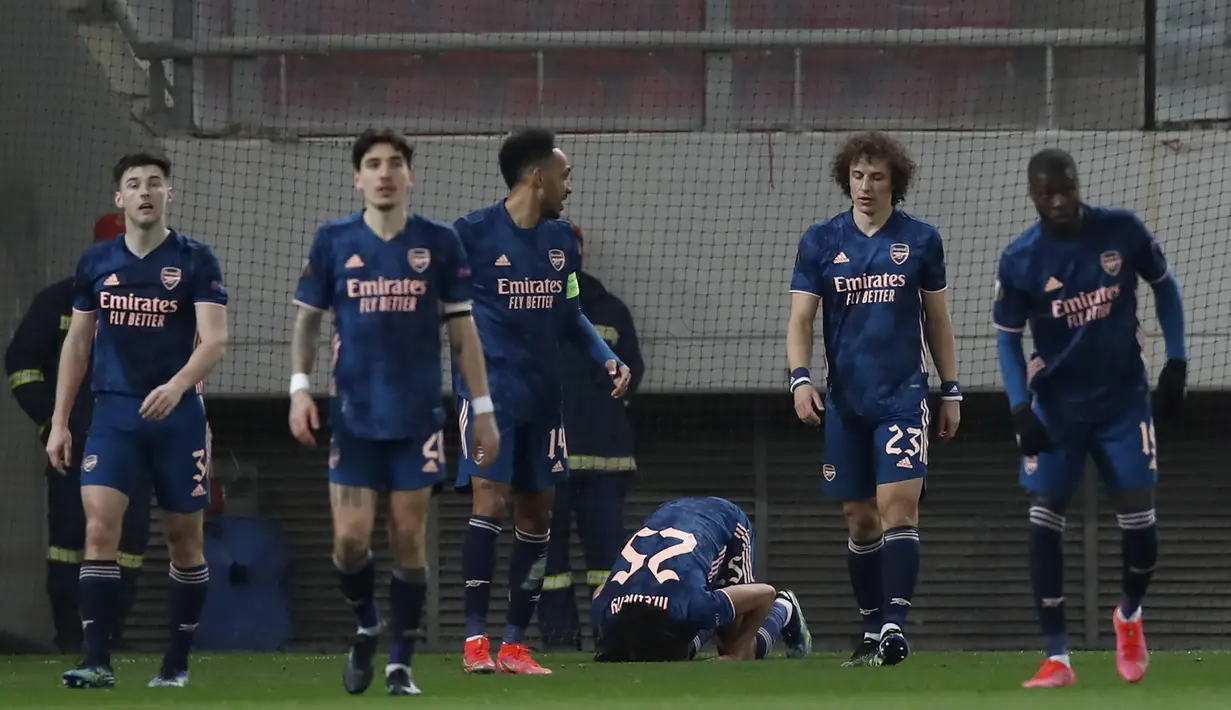 Gelandang Arsenal, Mohamed Elneny  melakukan selebrasi dengan
bersujud usai mencetak gol ketiga timnya ke gawang Olympiakos dalam laga leg pertama babak 16 besar Liga Europa 2020/2021 di Georgios Karaiskakis Stadium, Kamis (11/3/2021). Arsenal menang 3-1 atas Olympiakos.(AP/Thanassis Stavrakis)