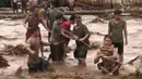 Warga menggunakan tali berusaha menolong korban banjir dahsyat yang melanda Lanao del Norte, Filipina selatan (22/12). Dikutip dari media Filipina, mengabarkan setidaknya 127 korban tewas dalam musibah ini. (Aclimah Disumala via AP)