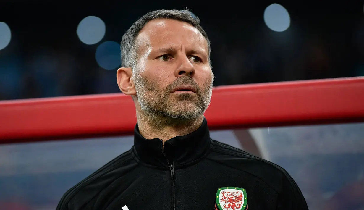 Legenda Manchester United, Ryan Giggs ternyata juga pernah tersandung kasus kekerasan pada tahun 2020 lalu. Kekasihnya saat itu, Kate Greville, terlihat mengalami cedera ringan saat dimintai keterangan. Giggs terpaksa harus mendekam penjara meski hanya dalam sehari. (AFP)