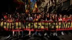 Demonstran memegang spanduk bertuliskan 'Catalonia adalah Spanyol' menentang deklarasi kemerdekaan Catalonia, di Barcelona, Spanyol, (29/10). Mereka menyerukan persatuan dan menolak deklarasi kemerdekaan Catalan. (AP Photo/Gonzalo Arroyo)