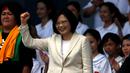 Presiden perempuan pertama Taiwan, Tsai Ing- wen mengepalkan tangannya saat memberikan sambutan ke publik usai upacara pelantikan di istana presiden di Taipei, Jumat (20/5). Tsai Ing- wen menang mutlak pada pemilihan umum Januari lalu (REUTERS/Tyrone Siu)