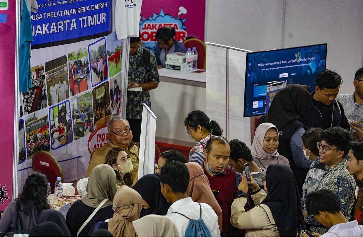 FOTO: Ribuan Pencari Kerja Padati Bursa Kerja di GOR Ciracas