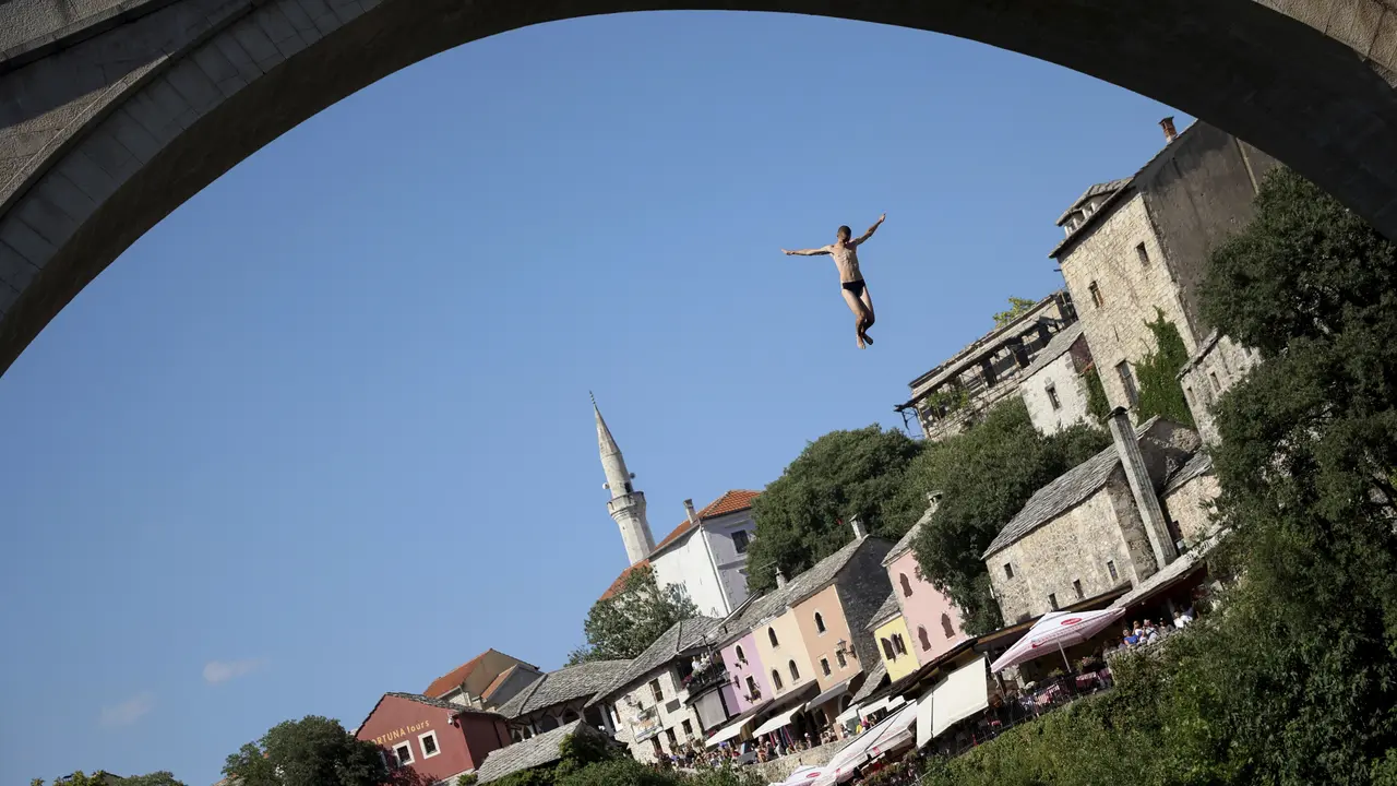 Di Bosnia, Terjun Bebas dari Jembatan Tua Jadi Atraksi Wisata