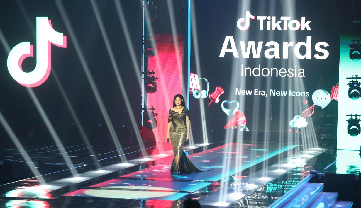 Ajang ini bagian dari penghargaan terhadap para kreator dan penerbit konten yang dinilai mampu memberikan hiburan, inspirasi, serta dampak positif bagi komunitas TikTok sepanjang 2025. Tampak dalam foto, kemeriahan malam puncak TikTok Awards Indonesia 2025 di Studio Emtek City Indosiar, Jakarta, pada Jumat (21/11/2025) malam. TikTok resmi menobatkan 19 pemenang dari 16 kategori dalam malam puncak TikTok Awards Indonesia 2025 yang digelar pada Jumat (21/11/2025). (Kapanlagi.com/Budy Santoso)