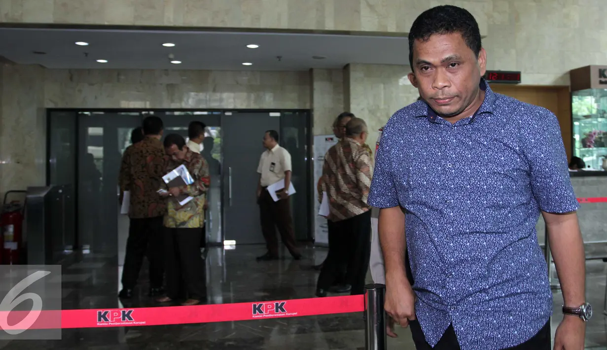 Staff Ahli komisi V DPR, Jailani usai menjalani pemeriksaan oleh penyidik KPK, Jakarta, Selasa (23/2). Jailani di periksa sebagai saksi Abdul Khoir, Direktur Utama PT Windu Tunggal Utama. (Liputan6.com/Helmi Afandi)