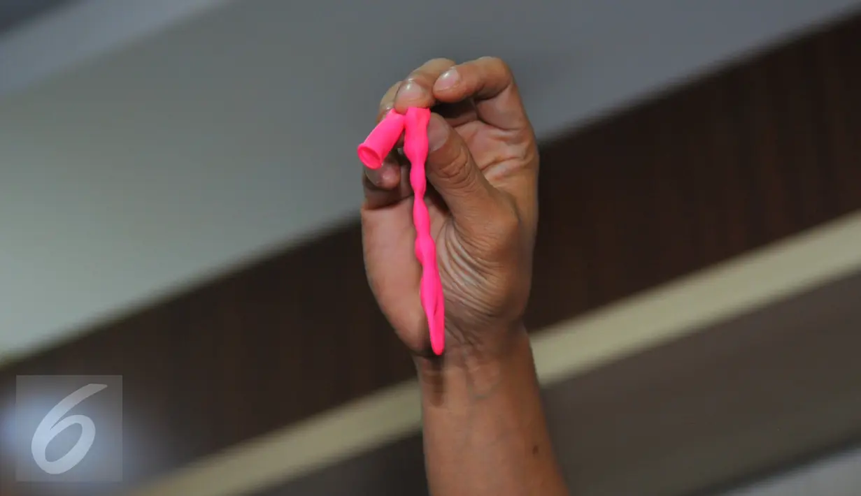 Setelah dicek oleh petugas ternyata kemasan makanan terbuat dari karet balon biasa bukan alat kontrasepsi, Jakarta, Kamis, (4/1/2016).  (Liputan6.com/Faisal R Syam)