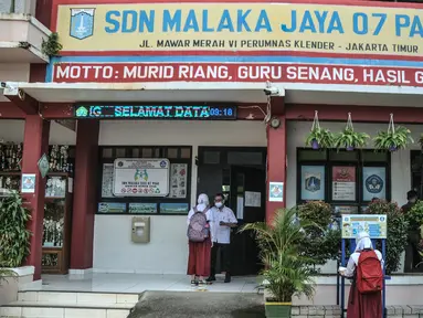 Murid mencuci tangan sebelum memasuki ruang kelas saat Pembelajaran Tatap Muka (PTM) Terbatas di SDN Malaka Jaya 07 Pagi, Klender, Jakarta, Senin (30/8/2021). (merdeka.com/Iqbal S. Nugroho)