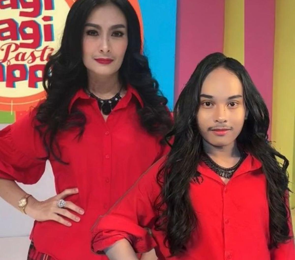 Tak hanya satu, ia menirukan cukup banyak potret Iis Dahlia. Kali ini, ia memakai kemeja merah terang dan rok merah kotak-kotak. Ia juga mengatur rambutnya agar mirip dengan rambut Iis Dahlia.