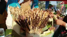 Sejumlah tusuk sate dalam memeriahkan Festival Pesona Danau Limboto di Gorontalo, Senin (24/9). Pemkab Gorontalo mencatatkan rekor Museum Rekor Dunia Indonesia (MURI) dengan meyajikan sate sebanyak 88.950 tusuk. (Liputan6.com/Arfandi Ibrahim)