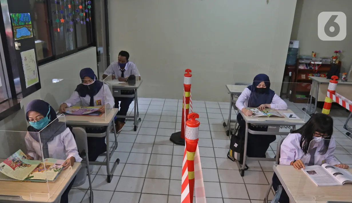 Simulasi belajar mengajar di Sekolah Nasional Satu (Nassa School), Bekasi, Rabu (24/6/2020). Menuju kenormalan baru, Nassa School memberlakukan protokol kesehatan COVID-19 dengan membatasi jumlah siswa serta penggunaan teknologi ultraviolet untuk membersihkan kelas. (Liputan6.com/Herman Zakharia)