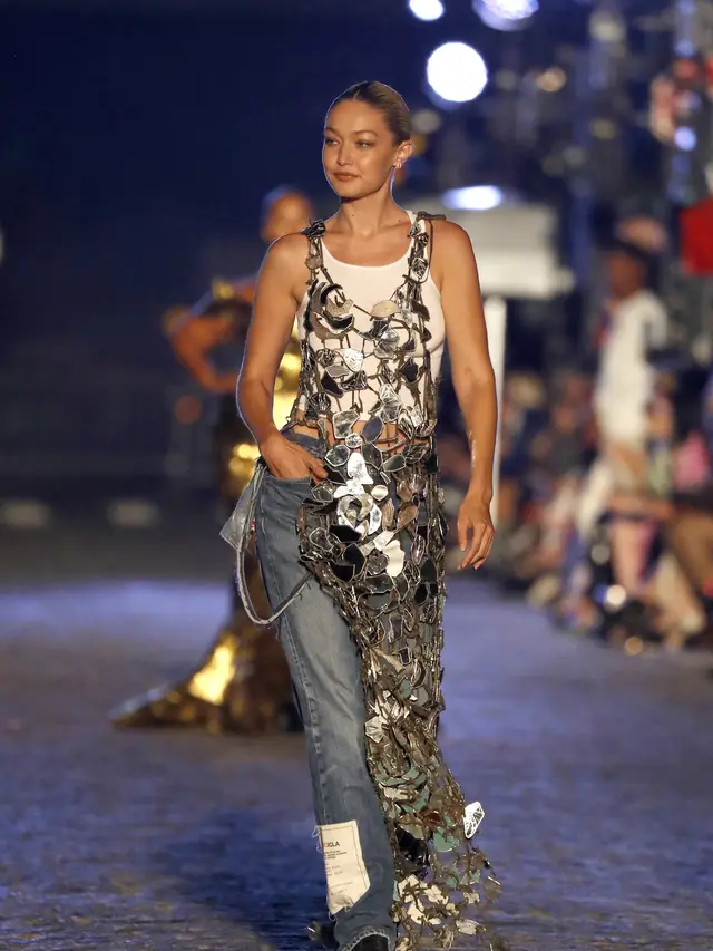 Gaya Gigi Hadid yang Curi Perhatian di New York Fashion Week 2022