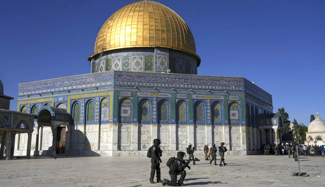 <p>Pasukan keamanan Israel mengambil posisi saat bentrokan dengan demonstran Palestina di depan Dome of the Rock, Kompleks Masjid Al Aqsa, Kota Tua Yerusalem, 15 April 2022. (AP Photo/Mahmoud Illean)</p>