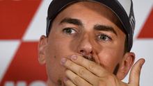 Pembalap Repsol Honda, Jorge Lorenzo, saat mengumumkan akan pensiun dari MotoGP. Kabar itu disampaikan Lorenzo pada konferensi pers jelang MotoGP Valencia, Kamis (14/11/2019). (AFP/Jose Jordan)