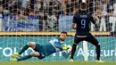 Kiper Lazio, Etrit Berisha (kiri) mengagalkan tendangan penalti penyerang Inter Milan Mouro Icardi pada laga serie A di Stadion Olimpico, Senin (11/5/2015). Inter Milan menang 2-1 atas Lazio. (Reuters/Giampiero Sposito)