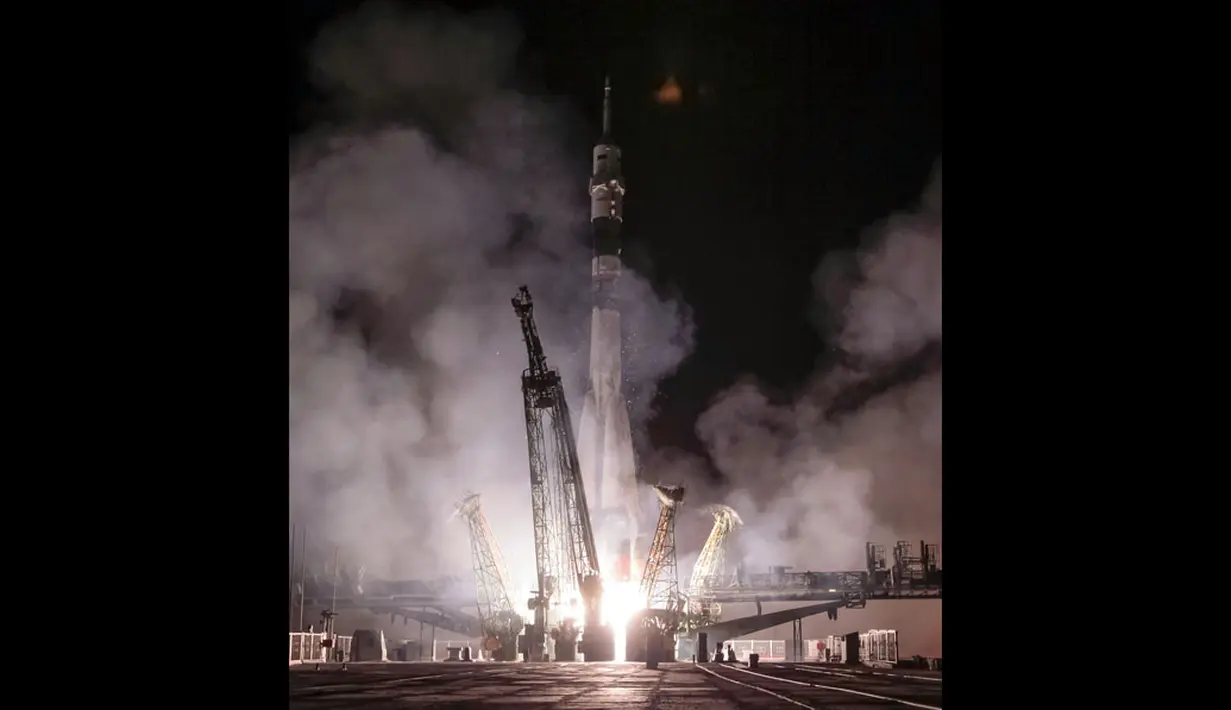 Pesawat ruang angkasa Soyuz TMA-14M bersiap lepas landas dari Baikonur Cosmodrome, Kazakhstan, (26/9/2014). (REUTERS/Shamil Zhumatov)