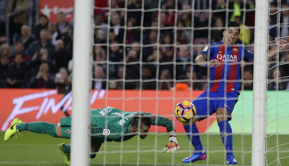 Proses terjadinya gol striker Barcelona, Luis Suarez ke gawang Sporting. Selain Suarez, gol Barca lainnya dicetak oleh Lionel Messi, Paco Alcacer, Neymar, Ivan Rakitic dan sebuah gol bunuh diri. (AP/Manu Fernandez) 