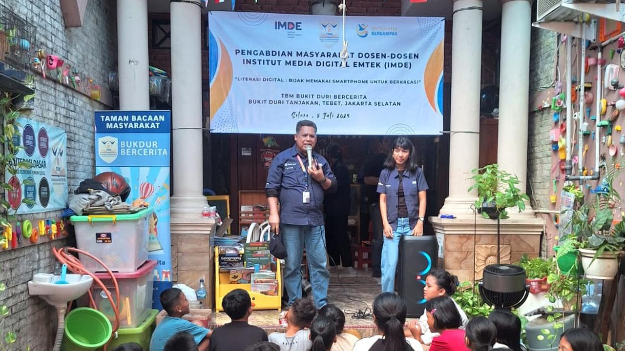 Di TBM Bukit Duri Bercerita, Sejumlah Dosen IMDE Ajarkan Cara Memotret dan Buat Konten dengan HP