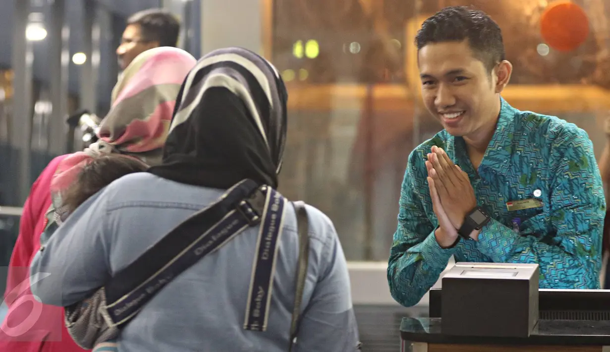Petugas cek in Garuda Indonesia memberikan salam kepada calon penumpang tujuan Jakarta-Ternate pada pengoperasian perdana Terminal 3 Bandara Soekarno Hatta, Tangerang (9/8). (Liputan6.com/Immanuel Antonius).